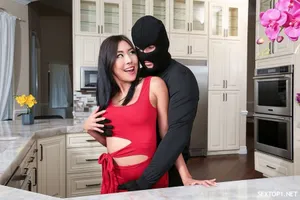 Tiểu yêu nữ Nam Kinh thật là điệu đà, dáng người cao ráo, nàng nhẹ nhàng liếm con cặc to của đại ca, nằm trên người đại ca để đút cho đại ca ăn