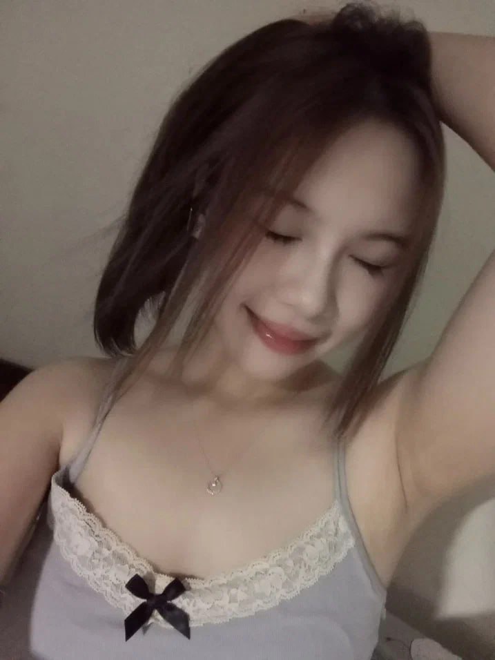 Cô thư ký hết hồn khi thấy củ khoai to của sếp