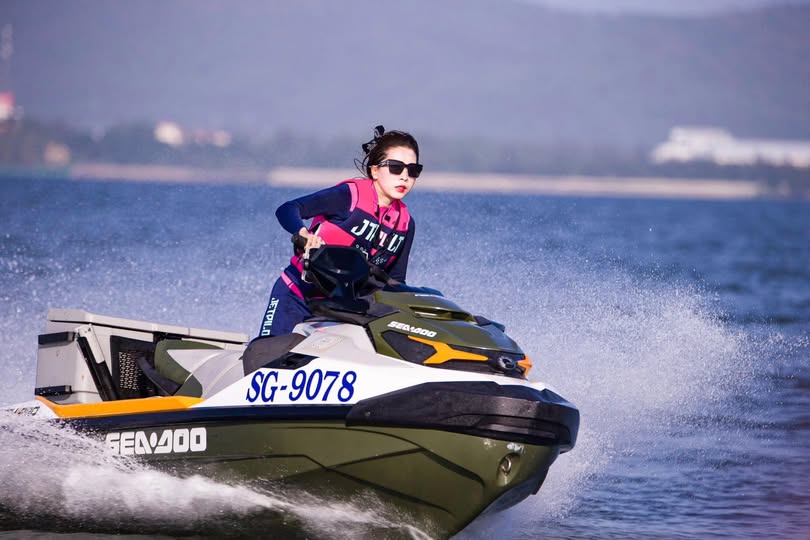 Bí mật hẹn hò với... con trai